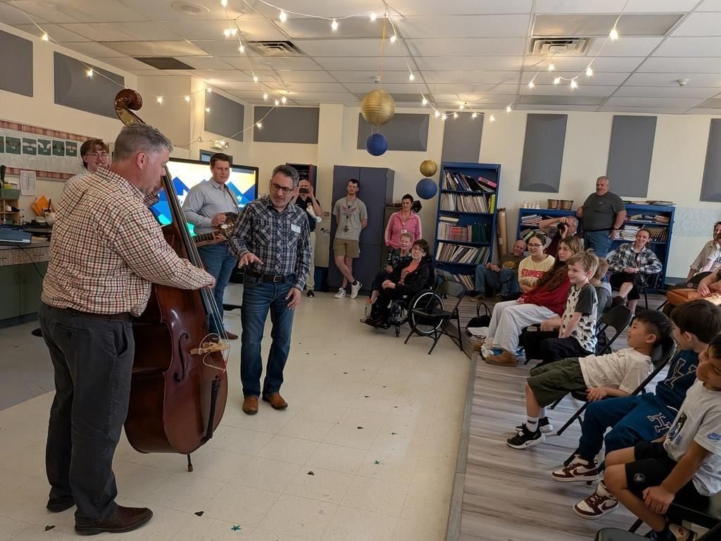 A group of people watching a person play a cello
AI-generated content may be incorrect.