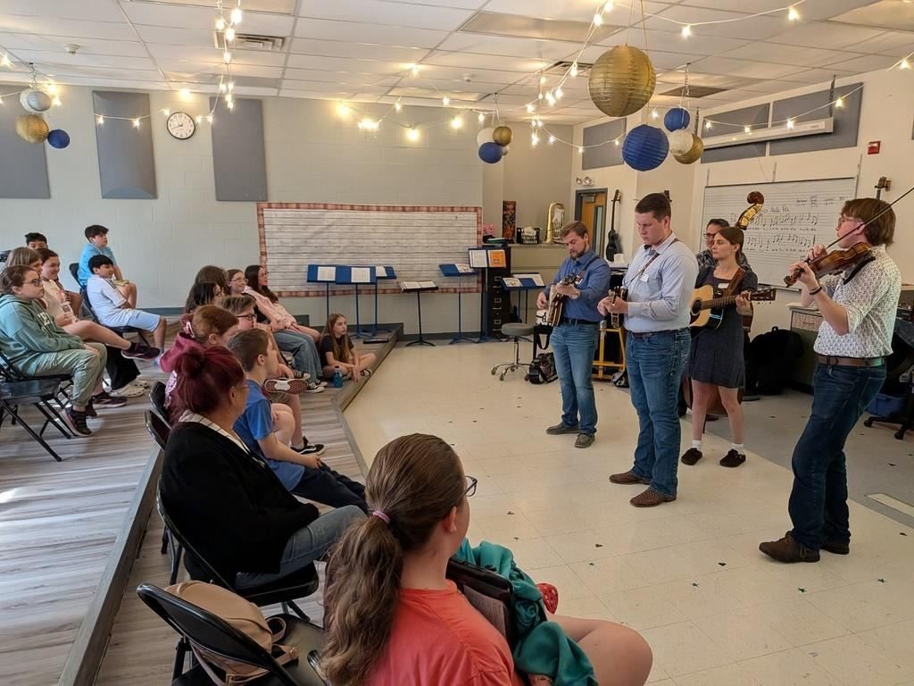 A group of people in a room
AI-generated content may be incorrect.