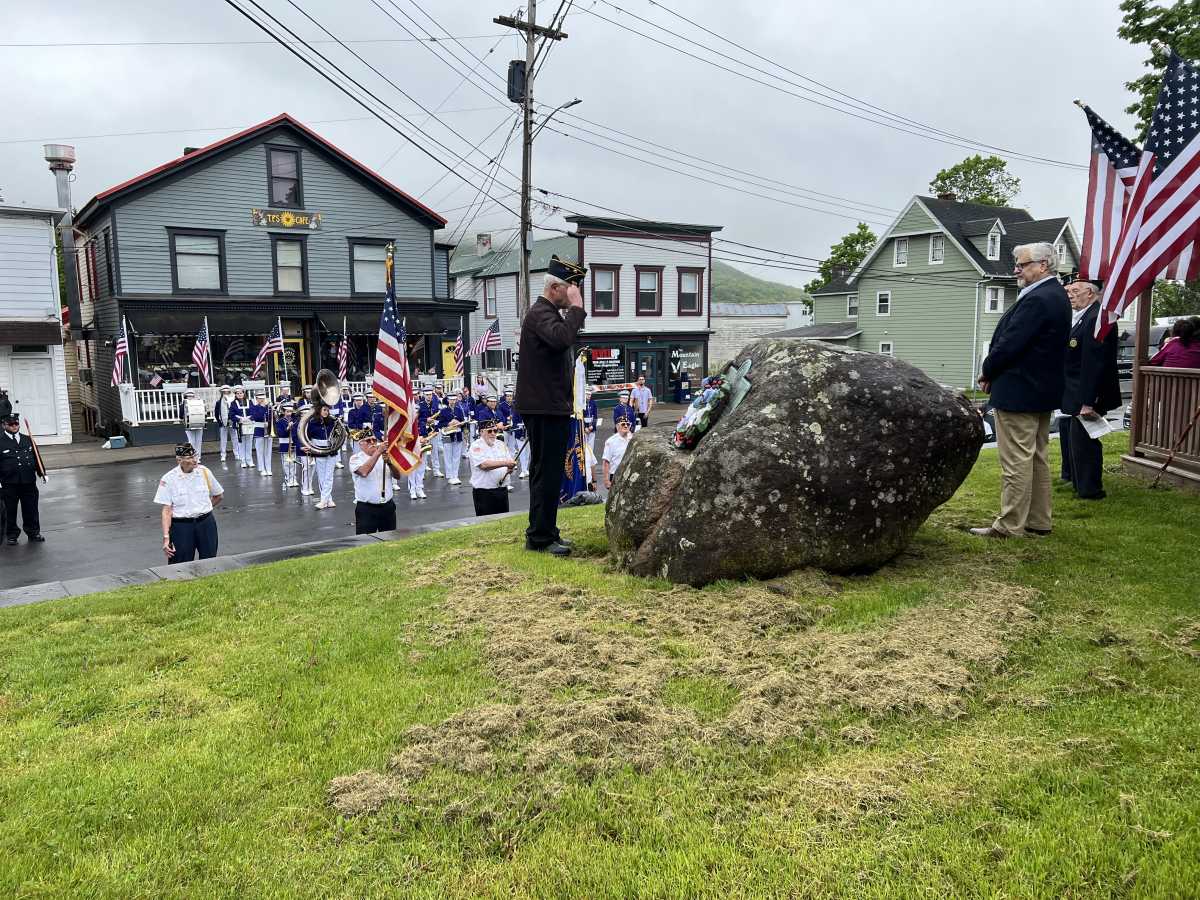 Vietnam veteran Dave Peake salutes