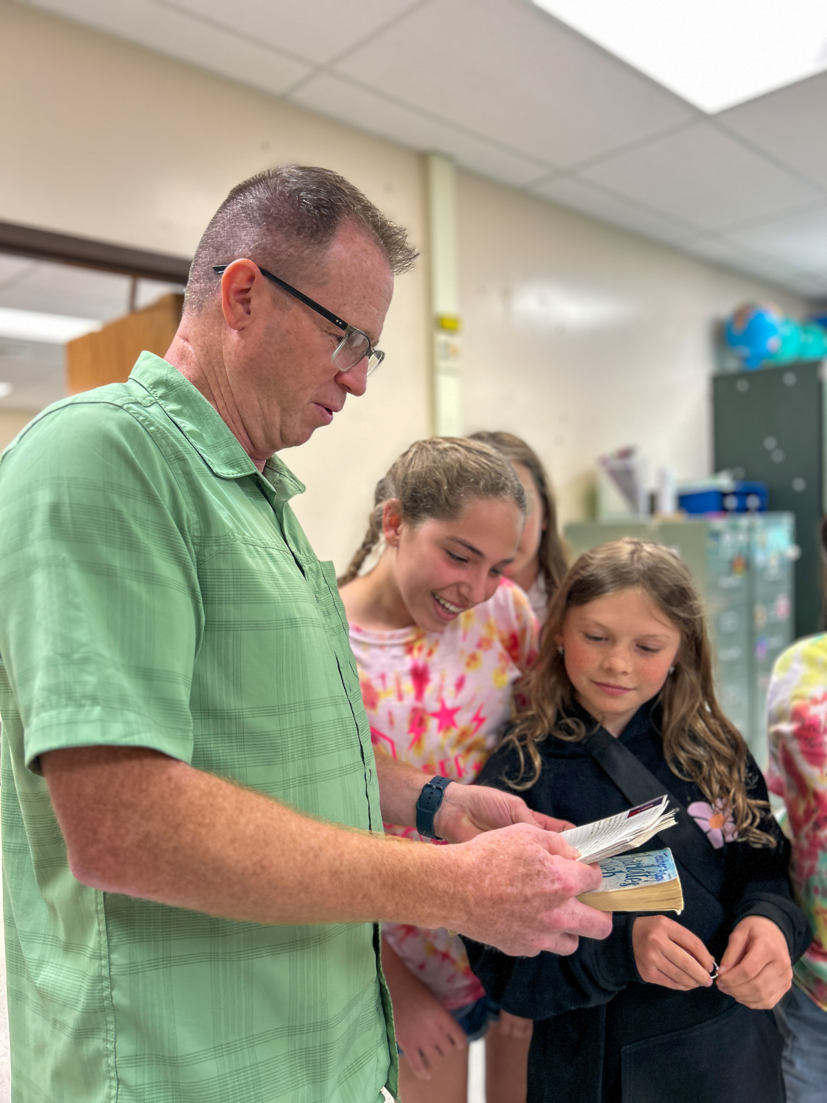 MCS Students Open 1976 Time Capsule Photo